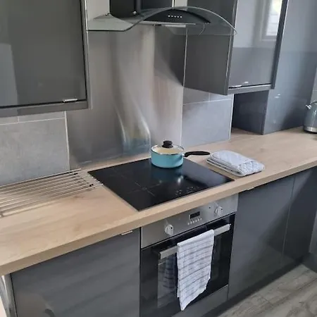 Free Parking, Edge Of 'the Lakes', Apartment